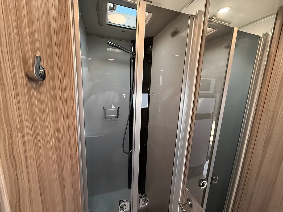 Used 2019 Ford Benimar 483 Tessoro White - Interior and Exterior details 17