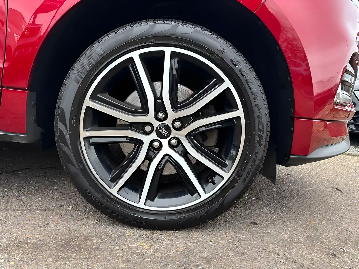 Used 2019 Ford Edge ST-Line Red - Interior and Exterior details 5