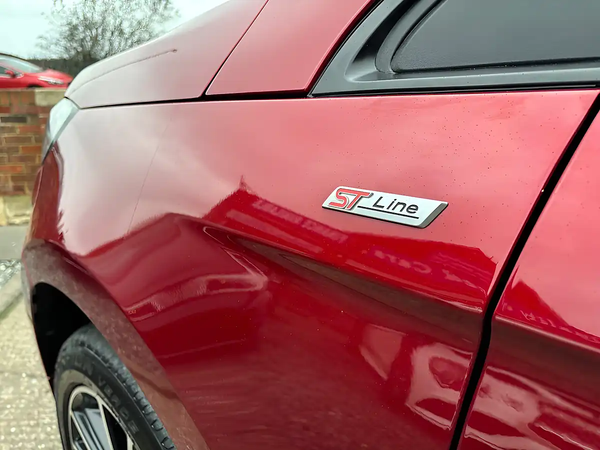 Used 2019 Ford Edge ST-Line Red - Interior and Exterior details 8
