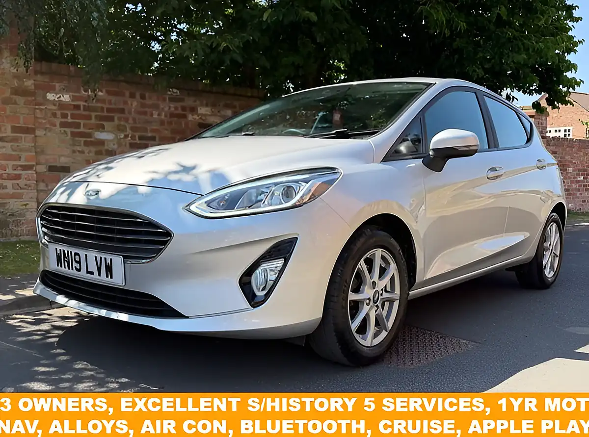Used 2019 Ford Fiesta Zetec Silver - Front View