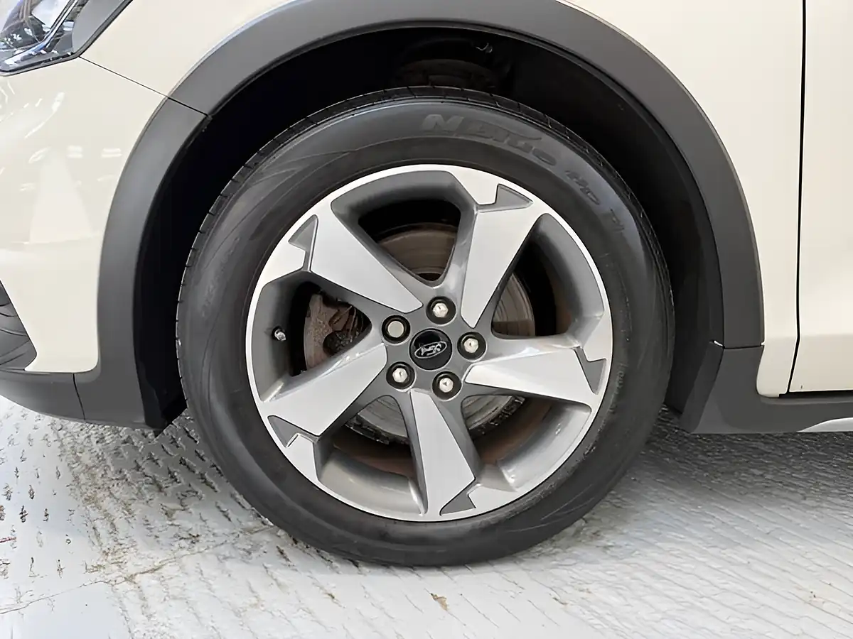 Used 2019 Ford Focus Active White - Interior and Exterior details 4