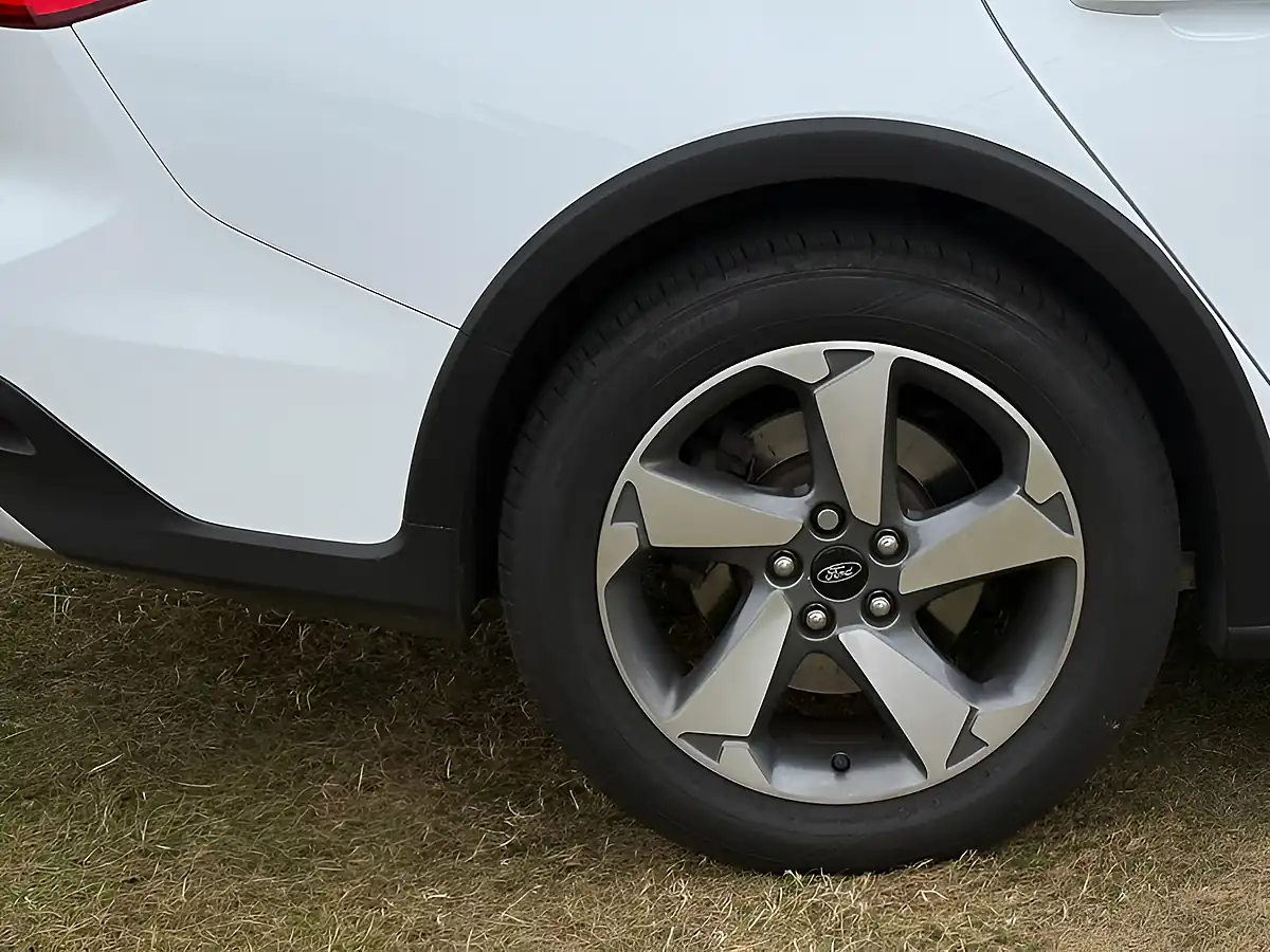 Used 2019 Ford Focus Active White - Interior and Exterior details 7