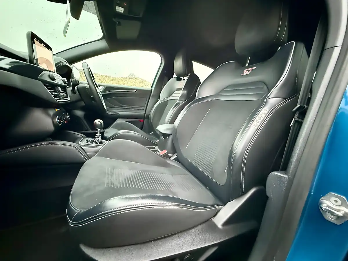Used 2019 Ford Focus ST Blue - Interior and Exterior details 18
