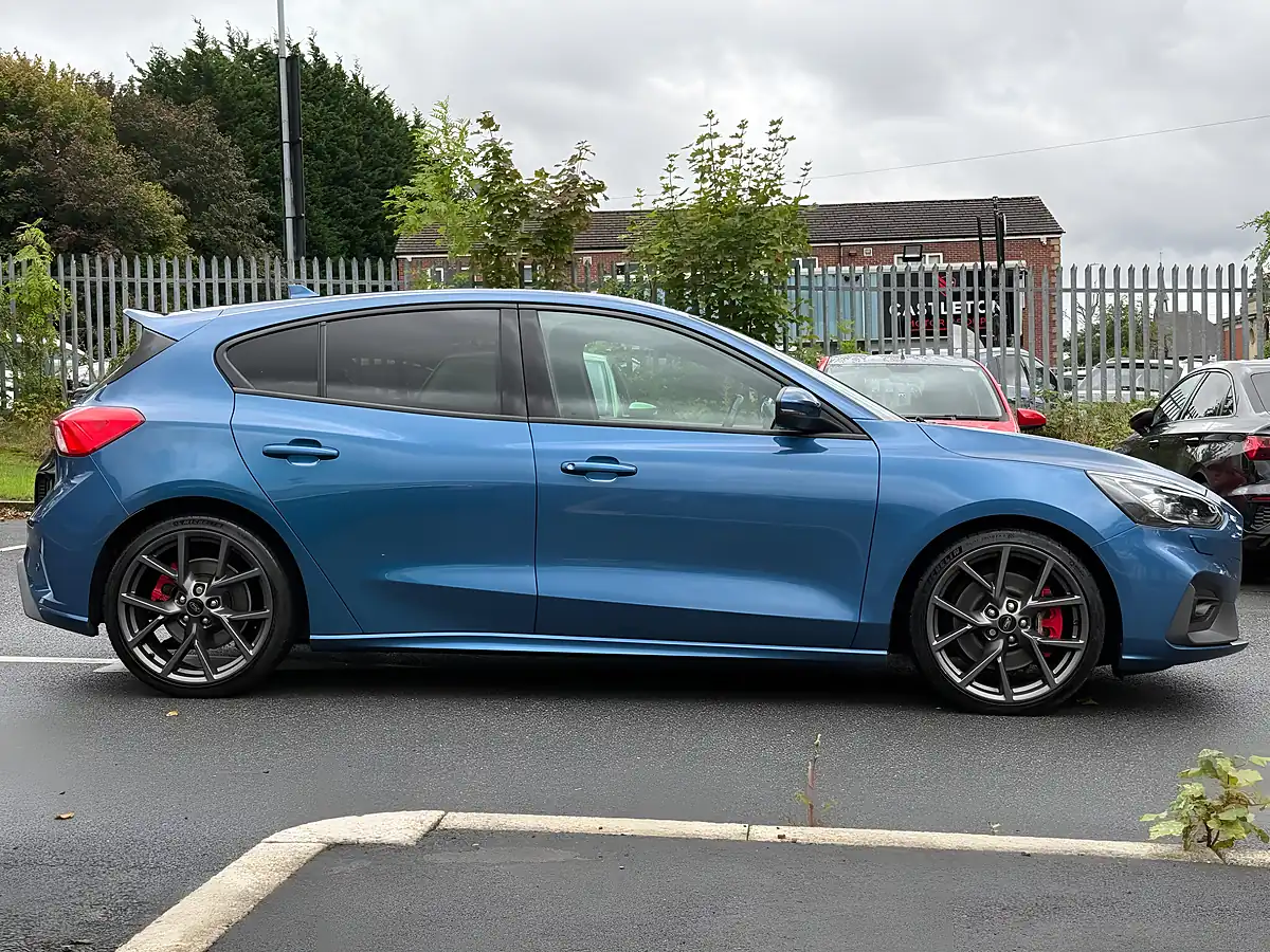 Used 2019 Ford Focus ST Blue - Interior and Exterior details 8