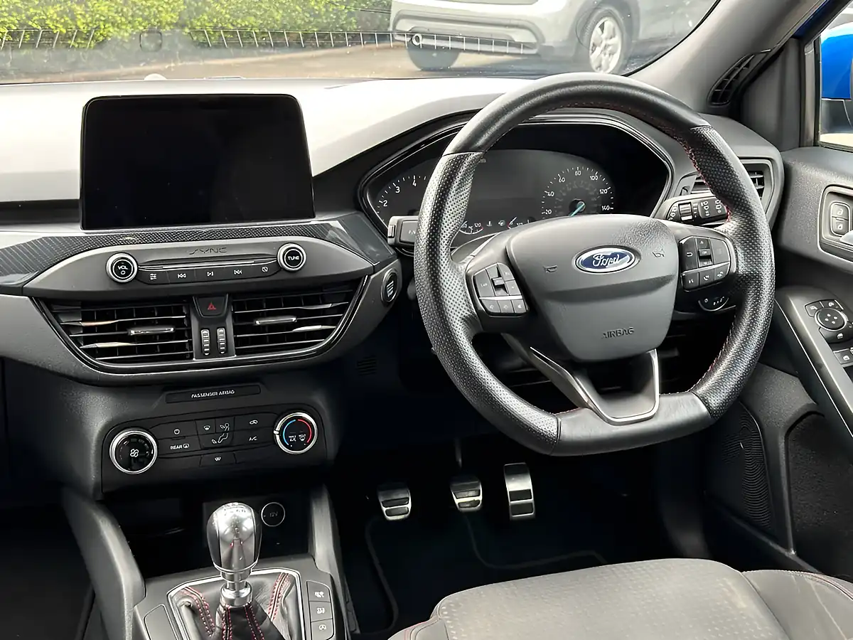 Used 2019 Ford Focus ST-Line Blue - Interior and Exterior details 11