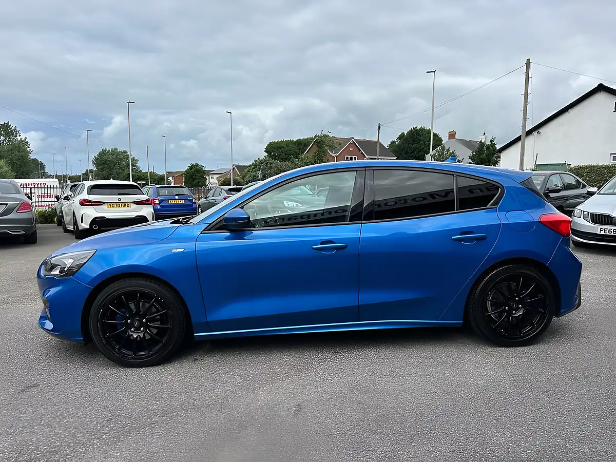 Used 2019 Ford Focus ST-Line Blue - Interior and Exterior details 4