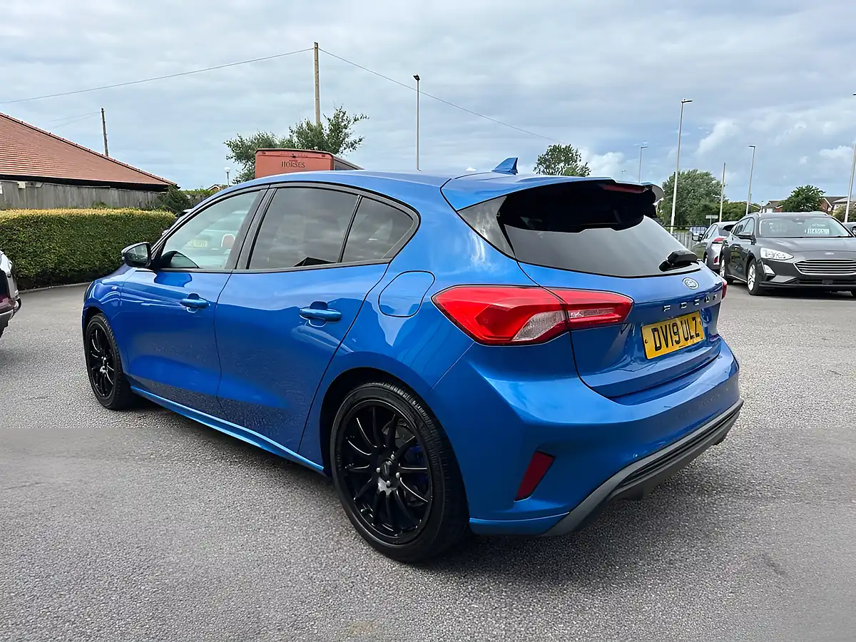 Used 2019 Ford Focus ST-Line Blue - Interior and Exterior details 5