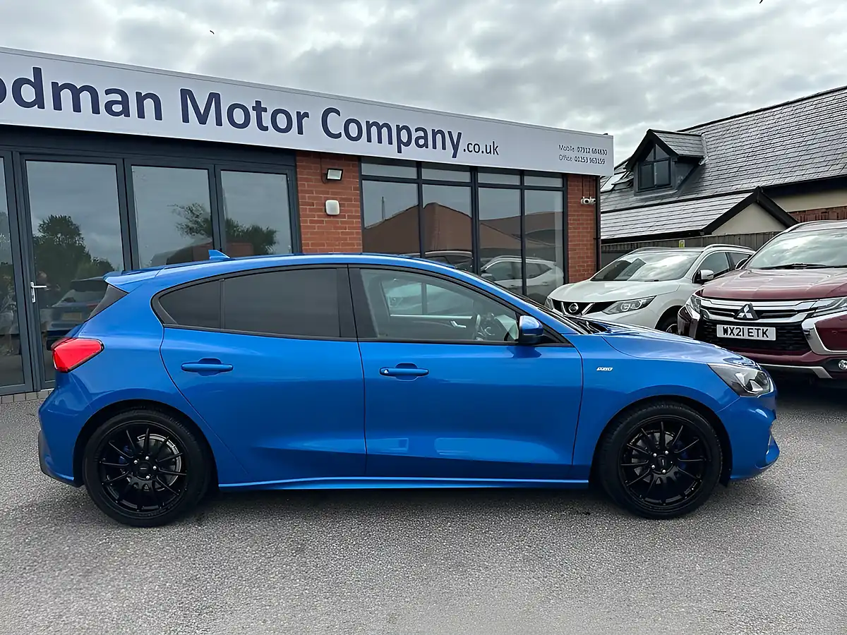 Used 2019 Ford Focus ST-Line Blue - Interior and Exterior details 8