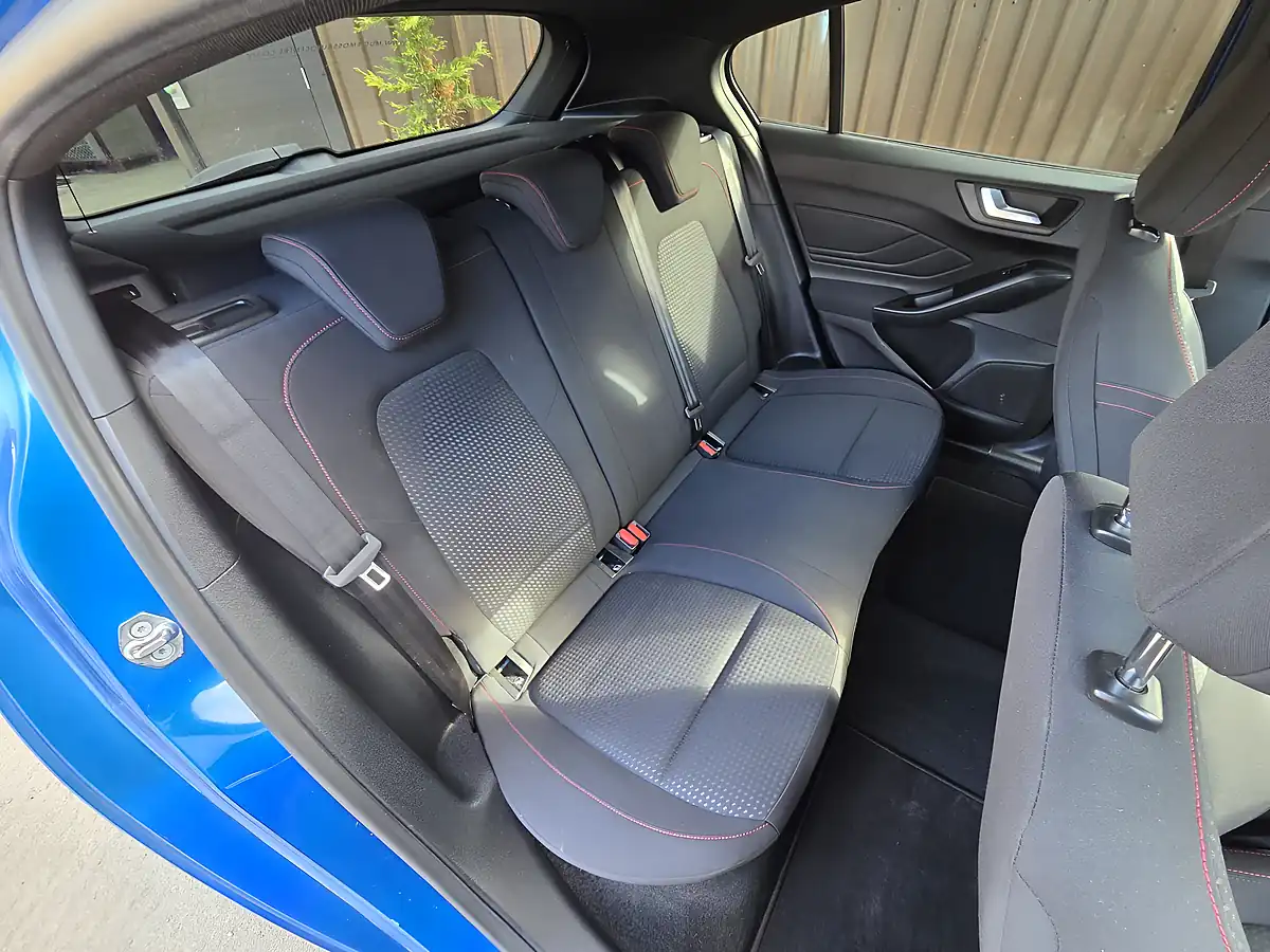 Used 2019 Ford Focus ST-Line Blue - Interior and Exterior details 14