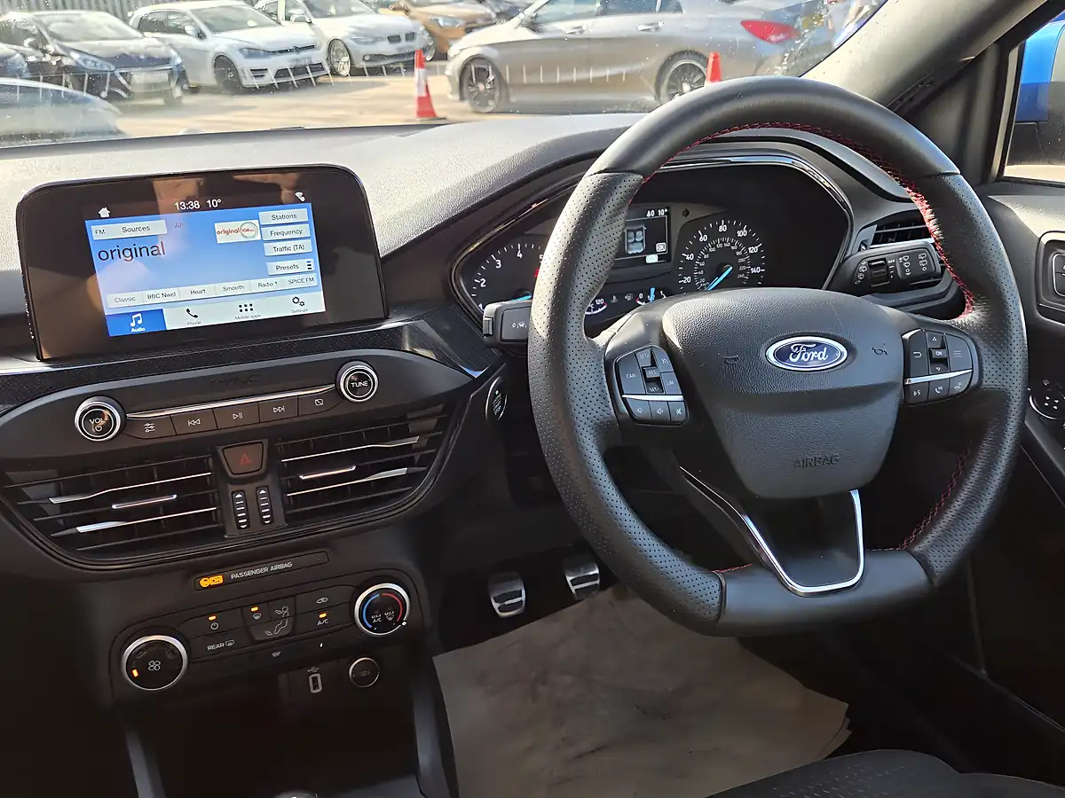Used 2019 Ford Focus ST-Line Blue - Interior and Exterior details 6