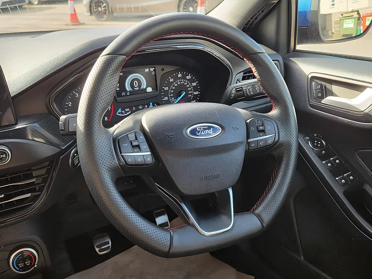 Used 2019 Ford Focus ST-Line Blue - Interior and Exterior details 7