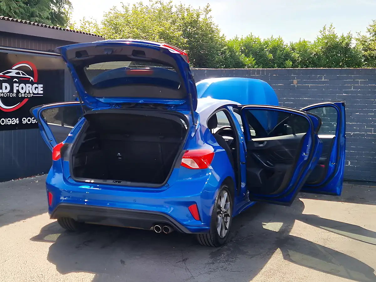 Used 2019 Ford Focus ST-Line Blue - Interior and Exterior details 12