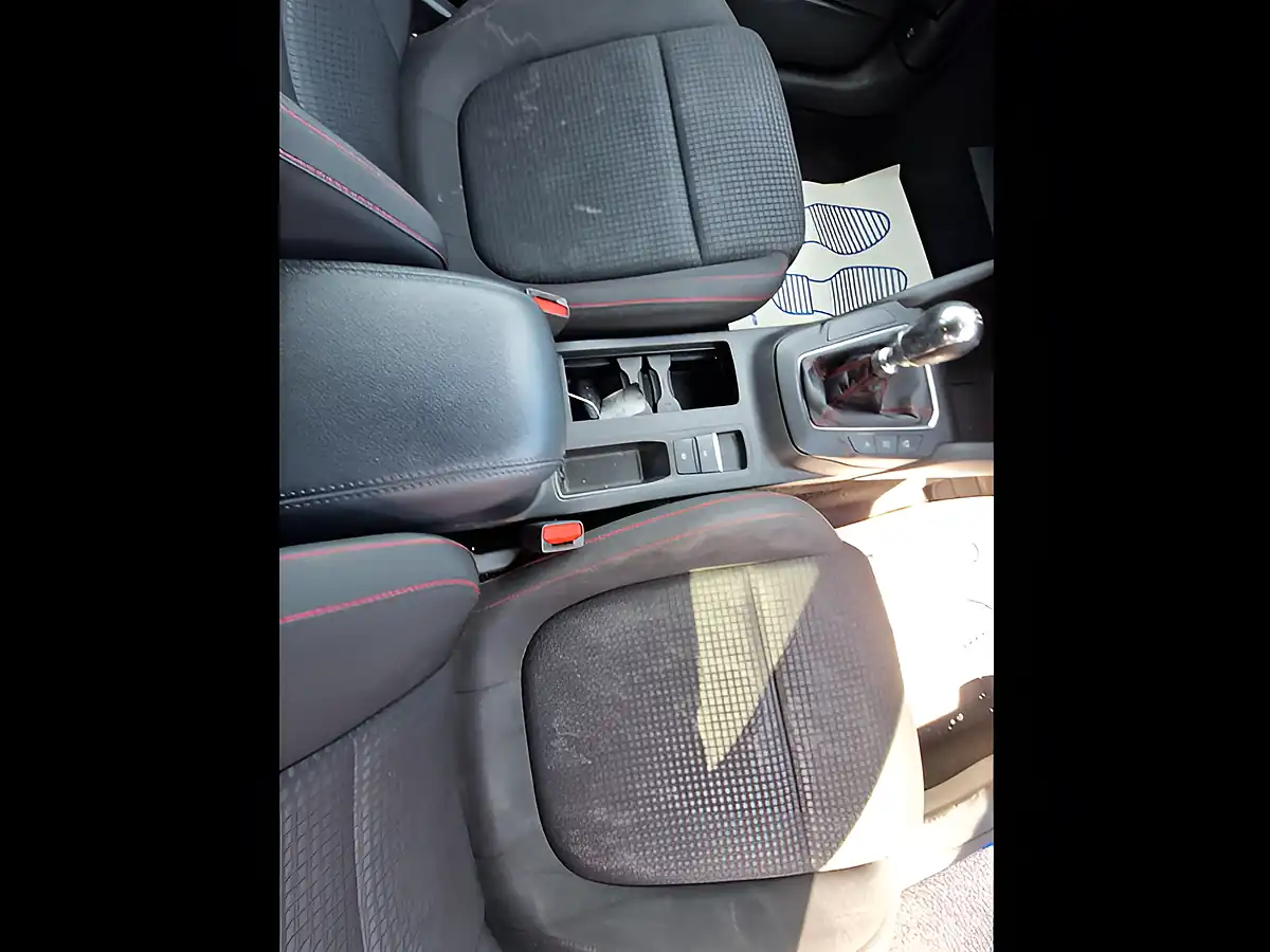 Used 2019 Ford Focus ST-Line Blue - Interior and Exterior details 14