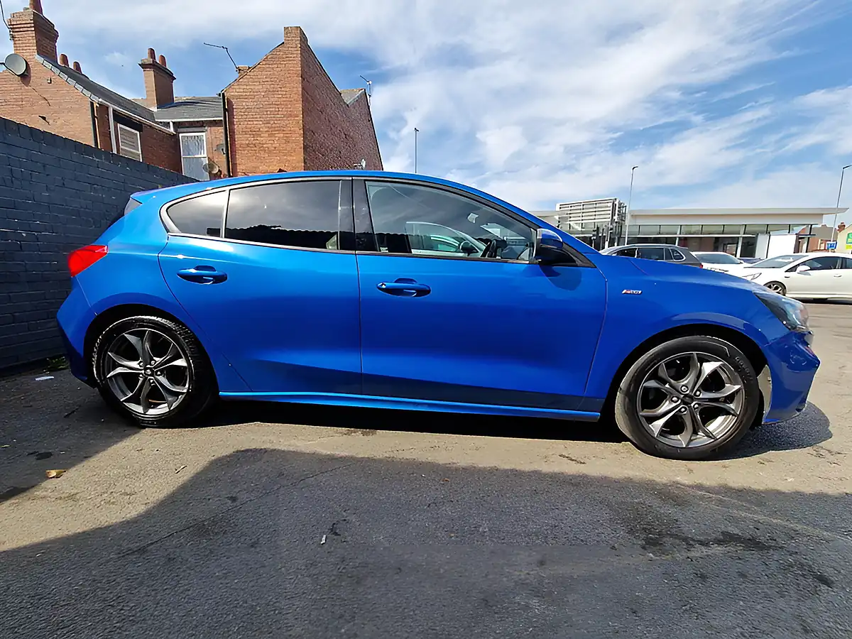 Used 2019 Ford Focus ST-Line Blue - Interior and Exterior details 7