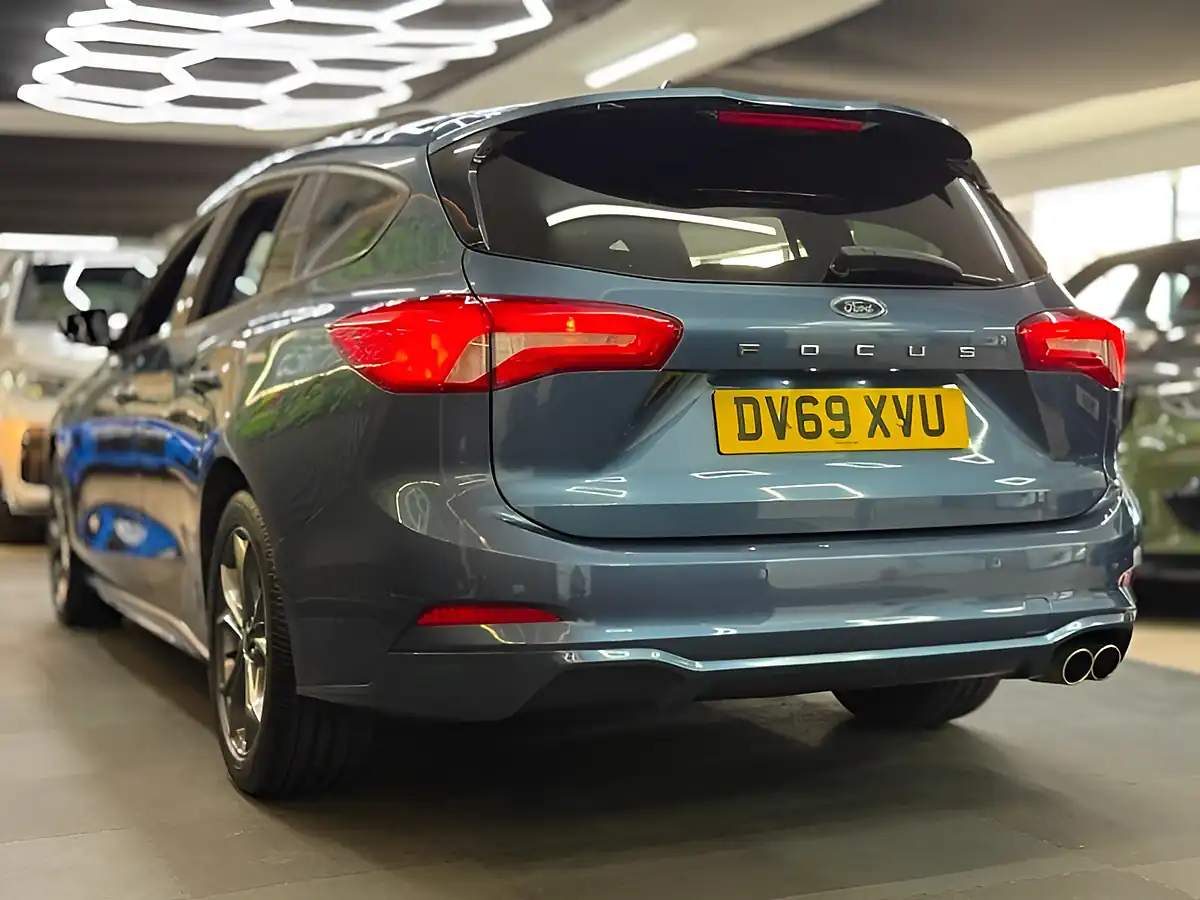 Used 2019 Ford Focus ST-Line Blue - Interior and Exterior details 10