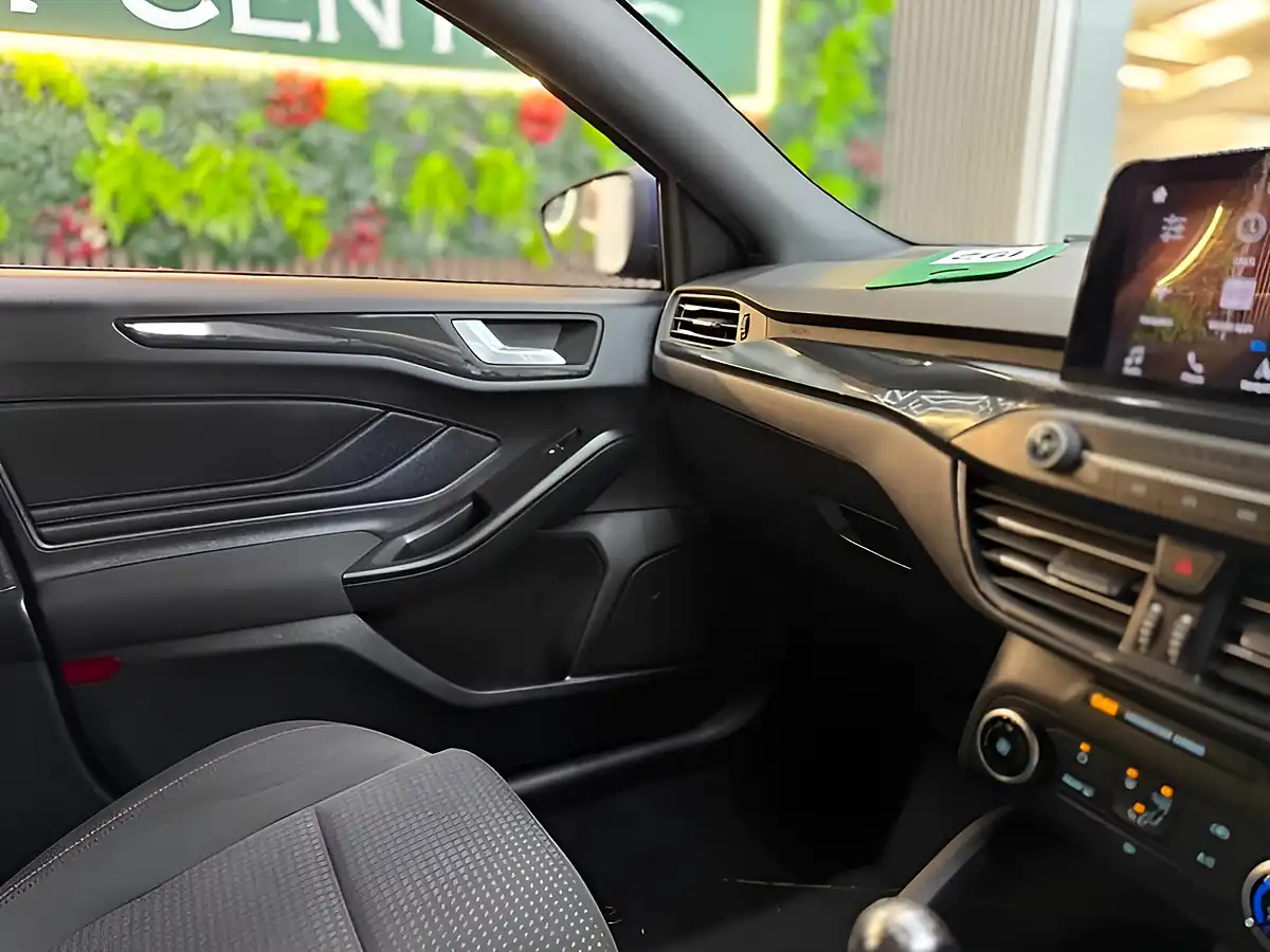 Used 2019 Ford Focus ST-Line Blue - Interior and Exterior details 11