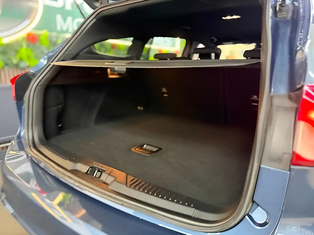 Used 2019 Ford Focus ST-Line Blue - Interior and Exterior details 12