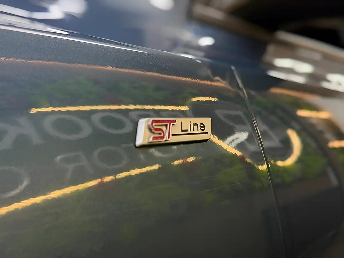 Used 2019 Ford Focus ST-Line Blue - Interior and Exterior details 18
