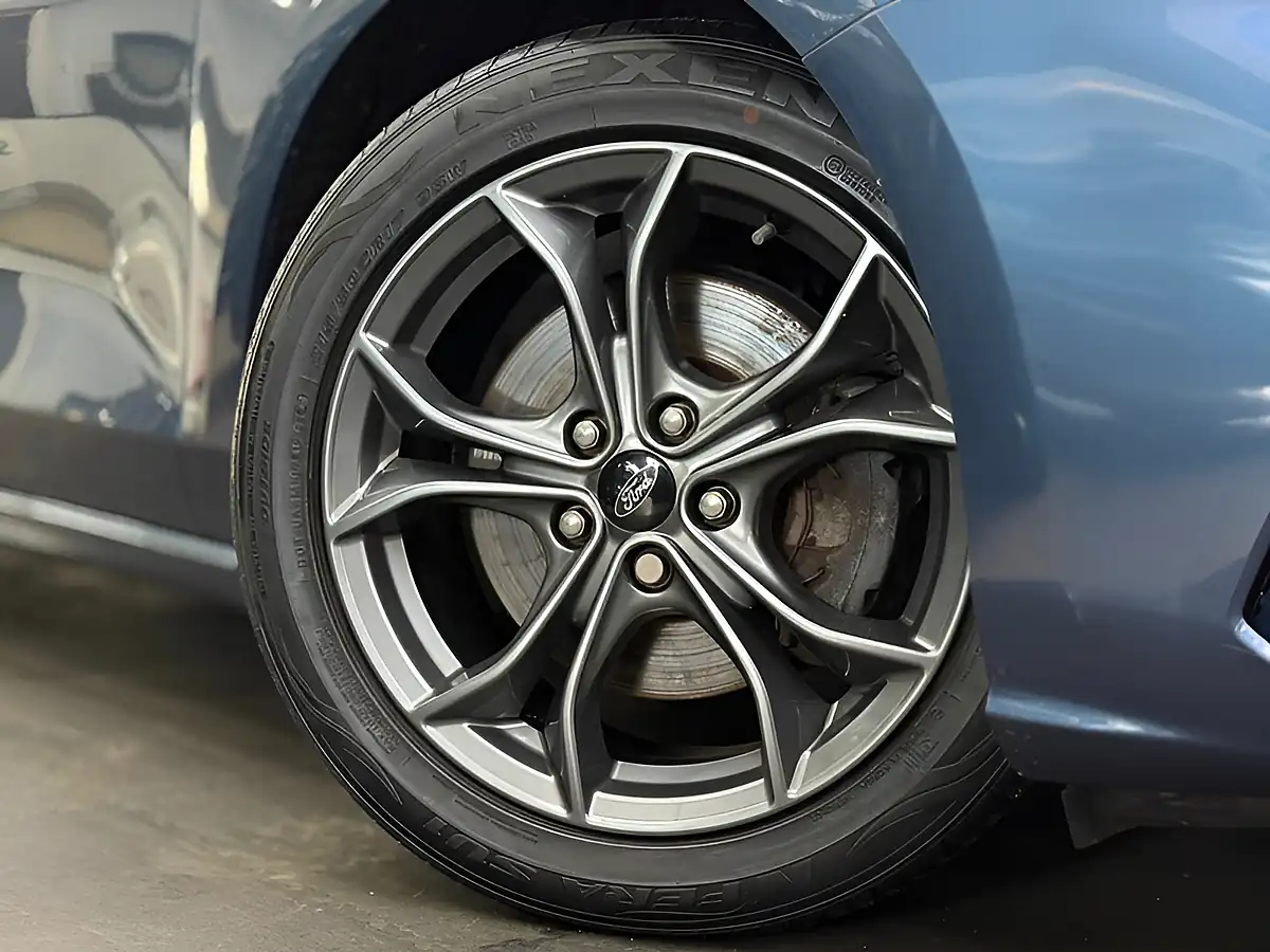 Used 2019 Ford Focus ST-Line Blue - Interior and Exterior details 6