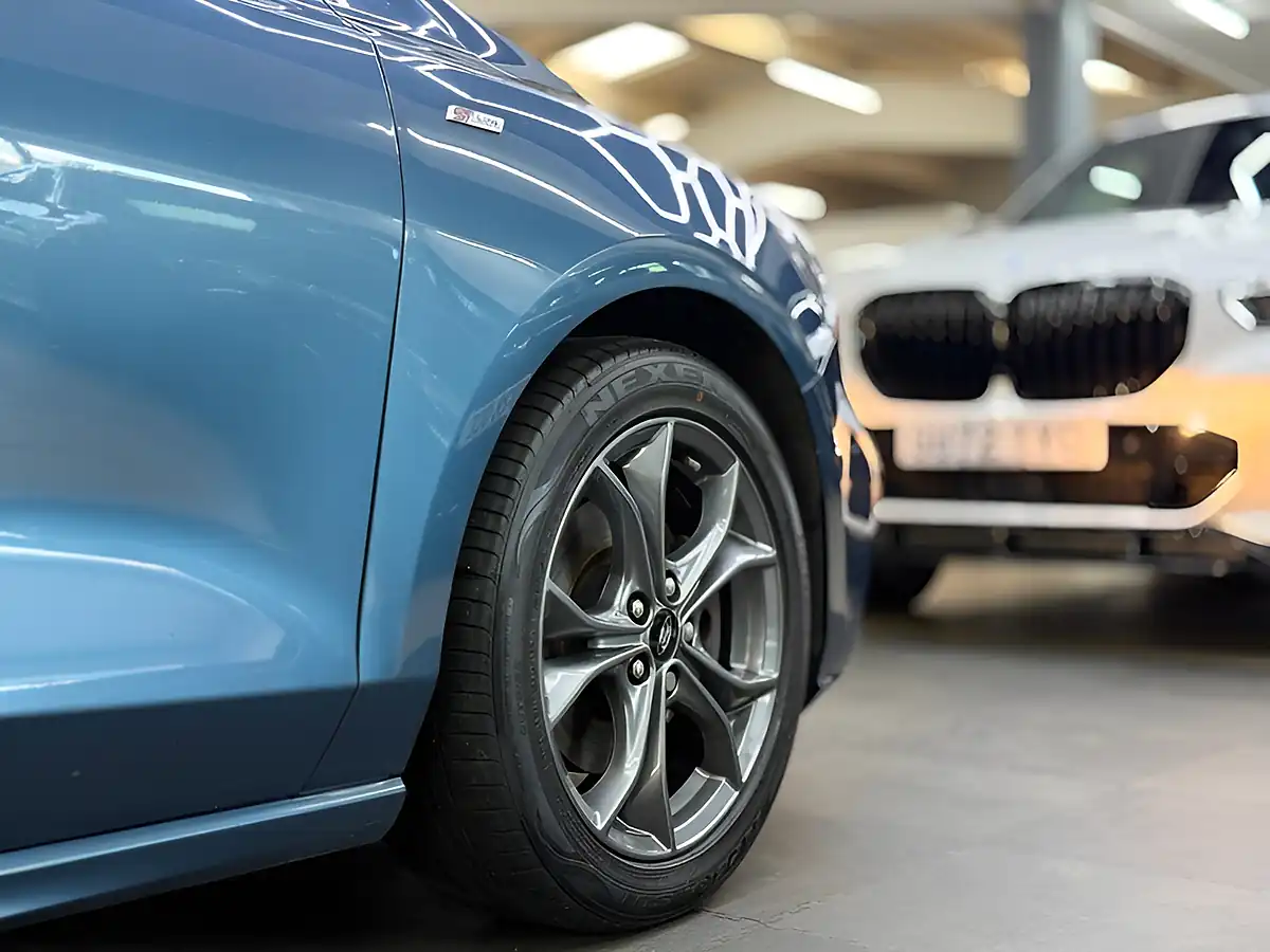 Used 2019 Ford Focus ST-Line Blue - Interior and Exterior details 7