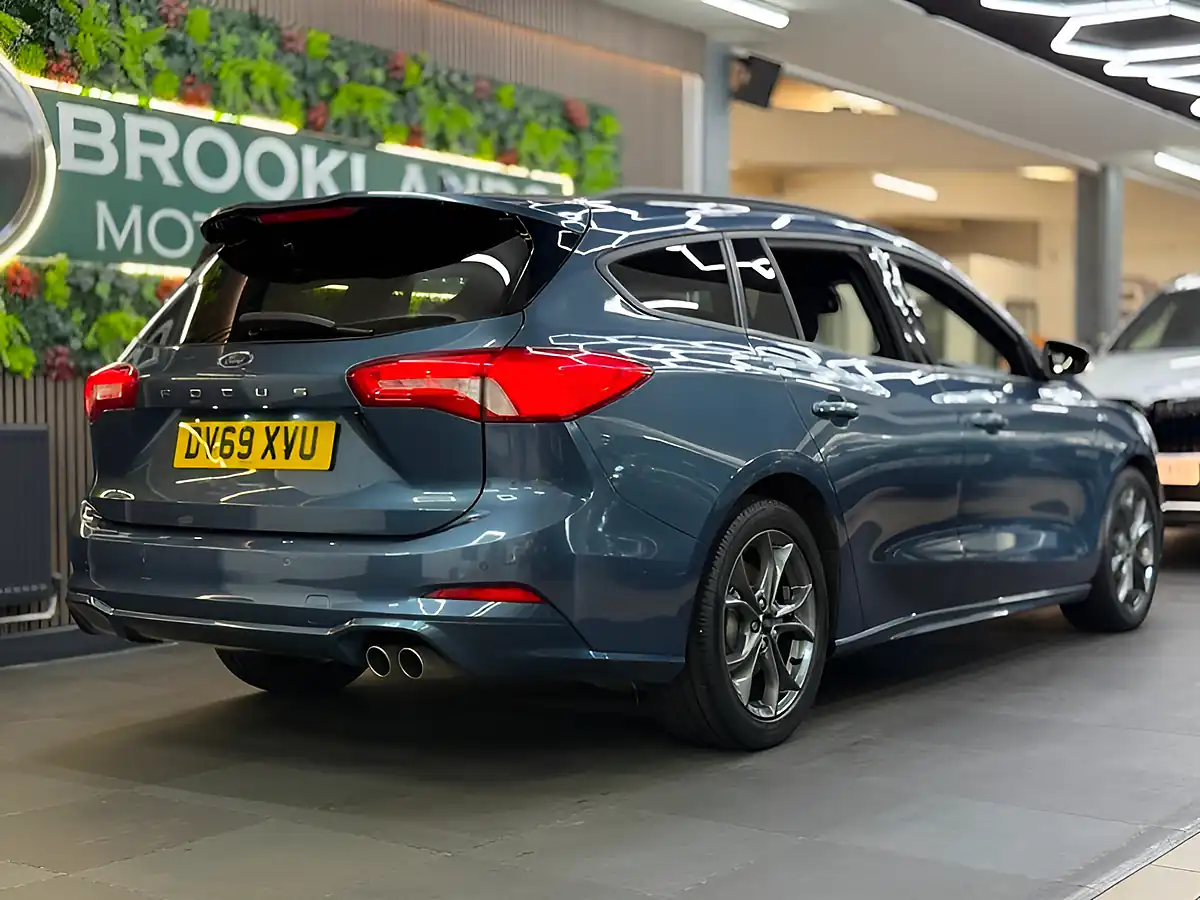 Used 2019 Ford Focus ST-Line Blue - Interior and Exterior details 9