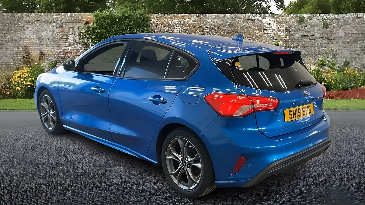 Used 2019 Ford Focus ST-Line Blue - Interior and Exterior details 8
