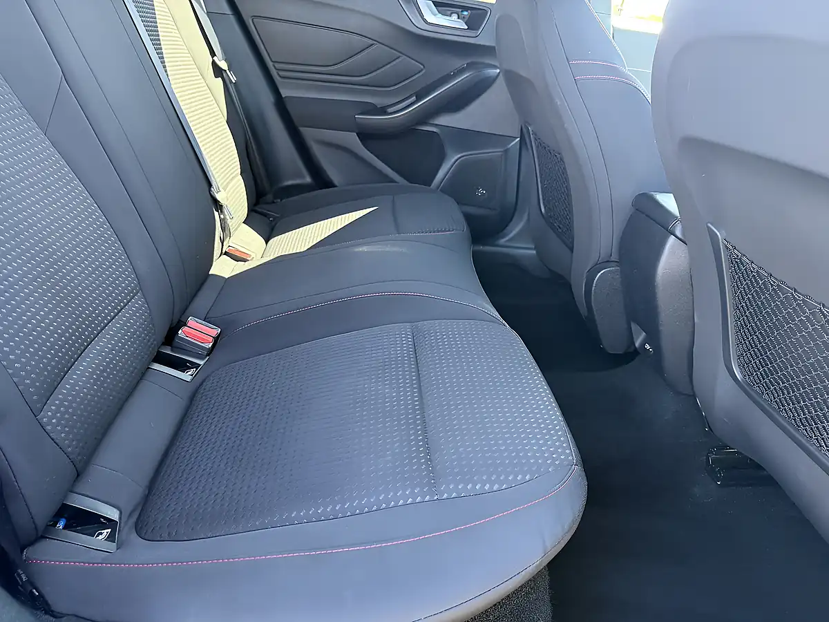 Used 2019 Ford Focus ST-Line Blue - Interior and Exterior details 13