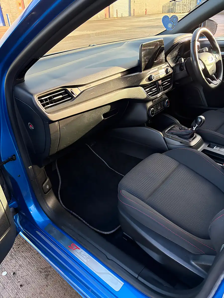 Used 2019 Ford Focus ST-Line Blue - Interior and Exterior details 10