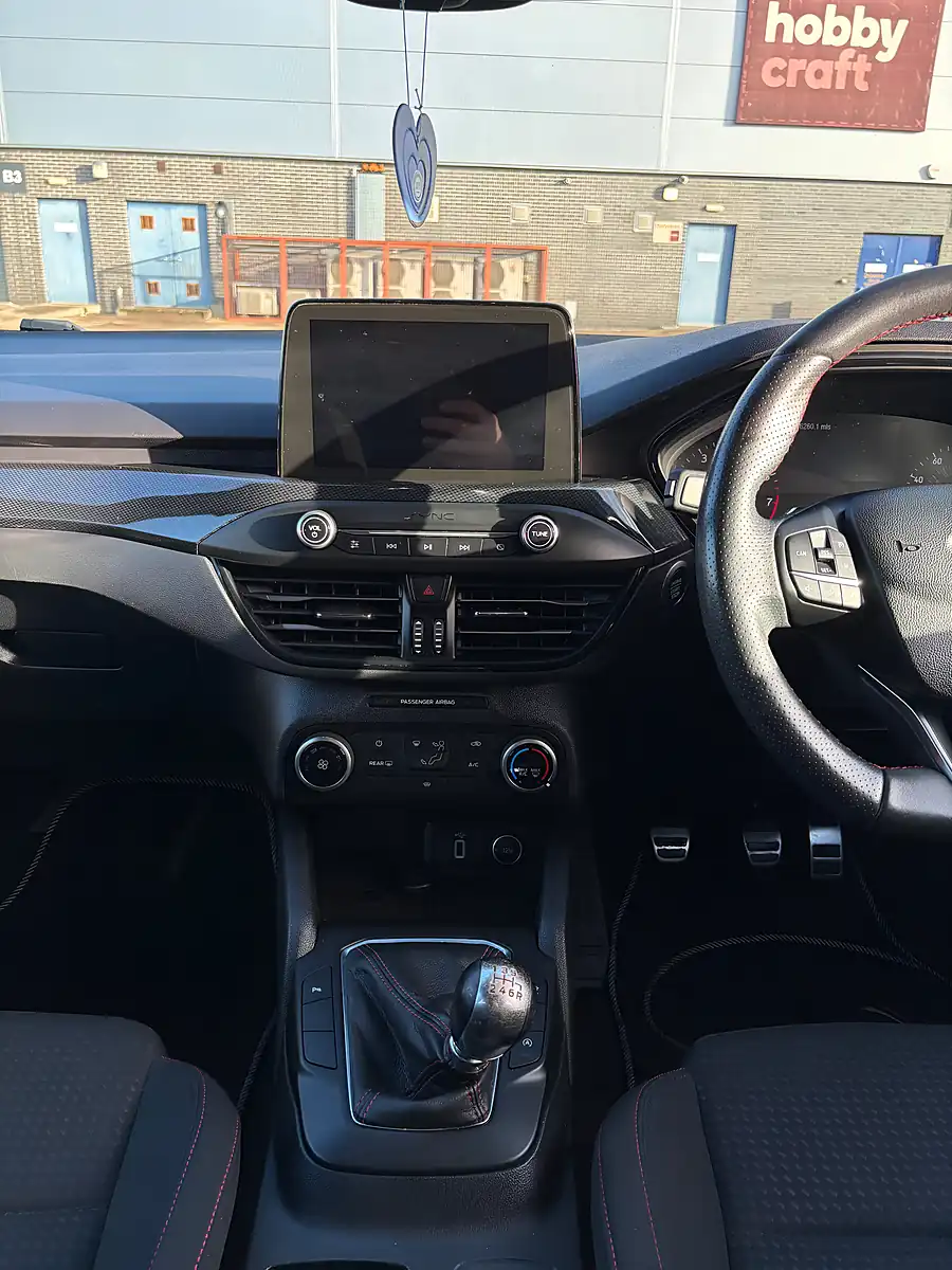 Used 2019 Ford Focus ST-Line Blue - Interior and Exterior details 11
