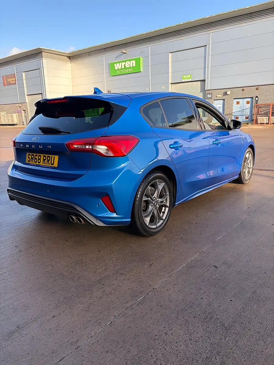 Used 2019 Ford Focus ST-Line Blue - Interior and Exterior details 5