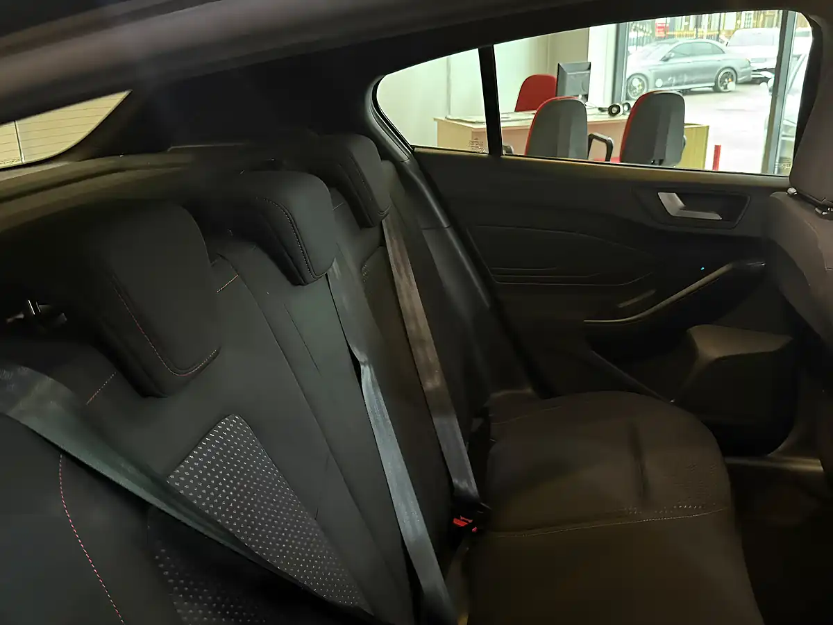 Used 2019 Ford Focus ST-Line Grey - Interior and Exterior details 12