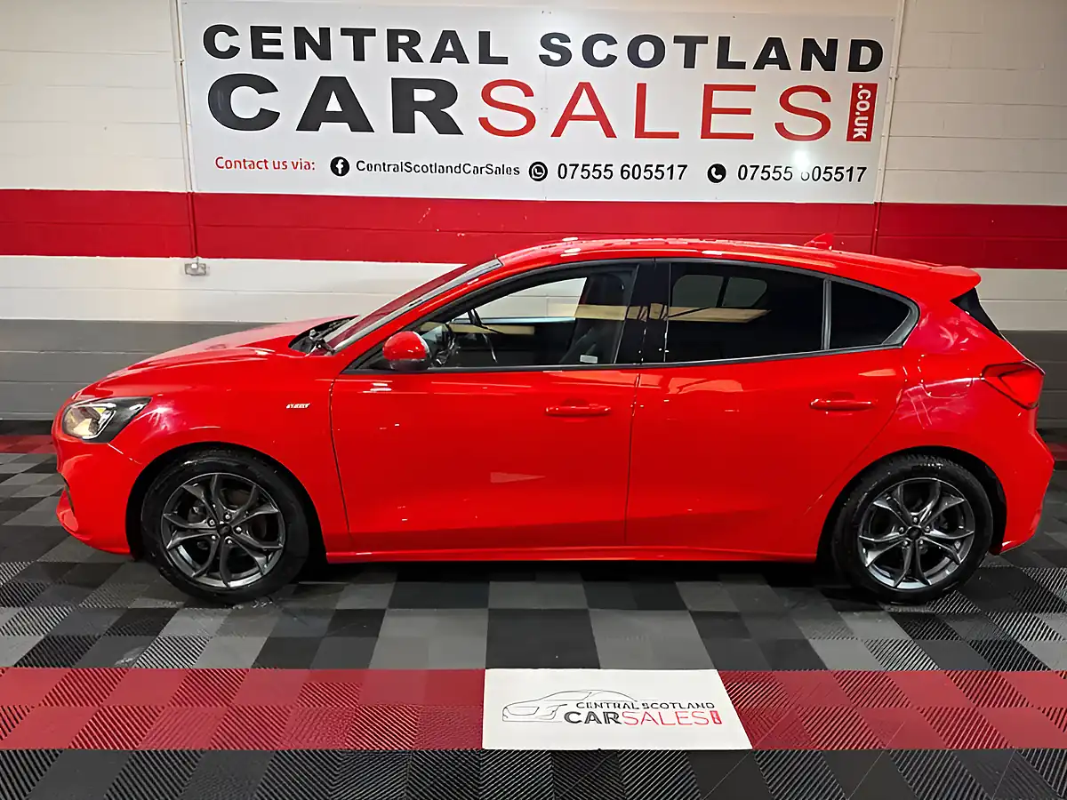 Used 2019 Ford Focus ST-Line Red - Interior and Exterior details 4
