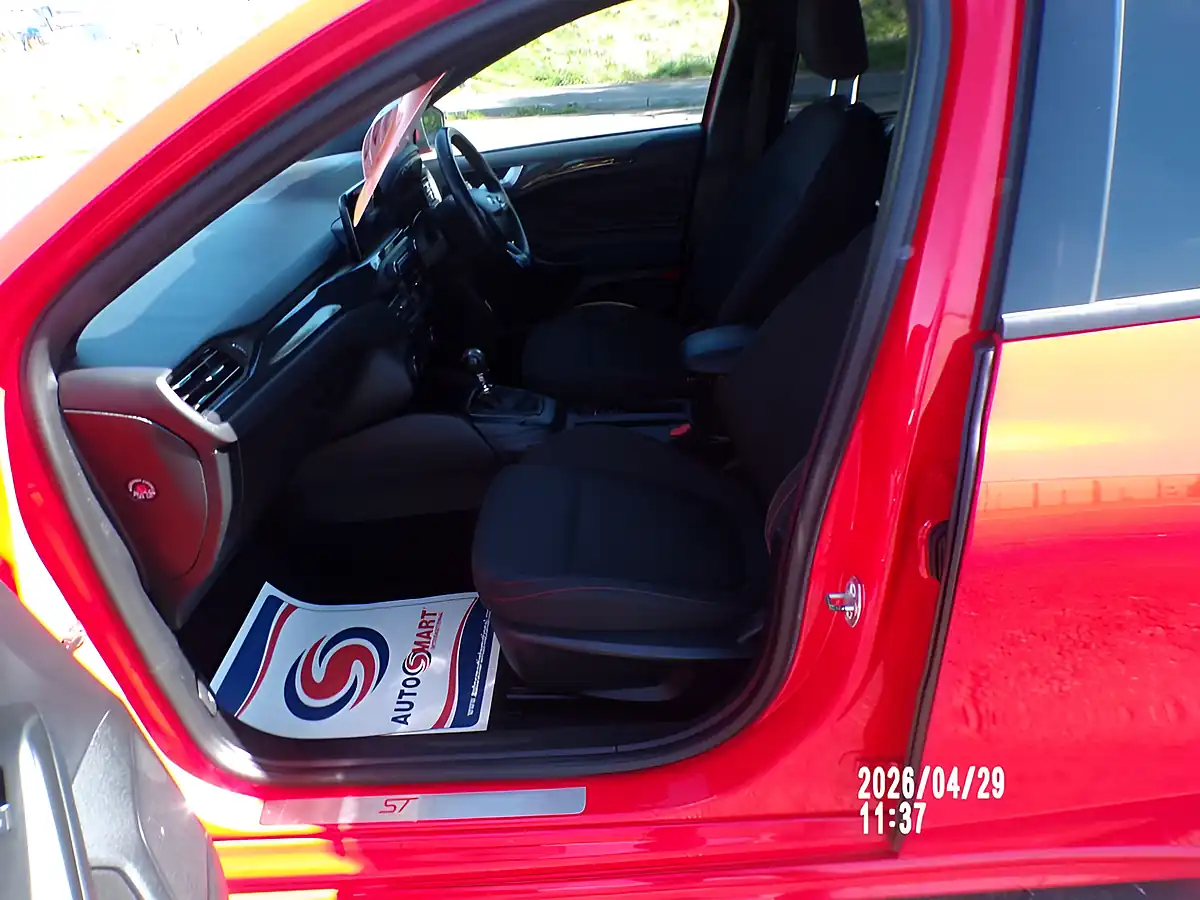 Used 2019 Ford Focus ST-Line Red - Interior and Exterior details 10