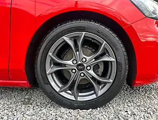 Used 2019 Ford Focus ST-Line Red - Interior and Exterior details 9