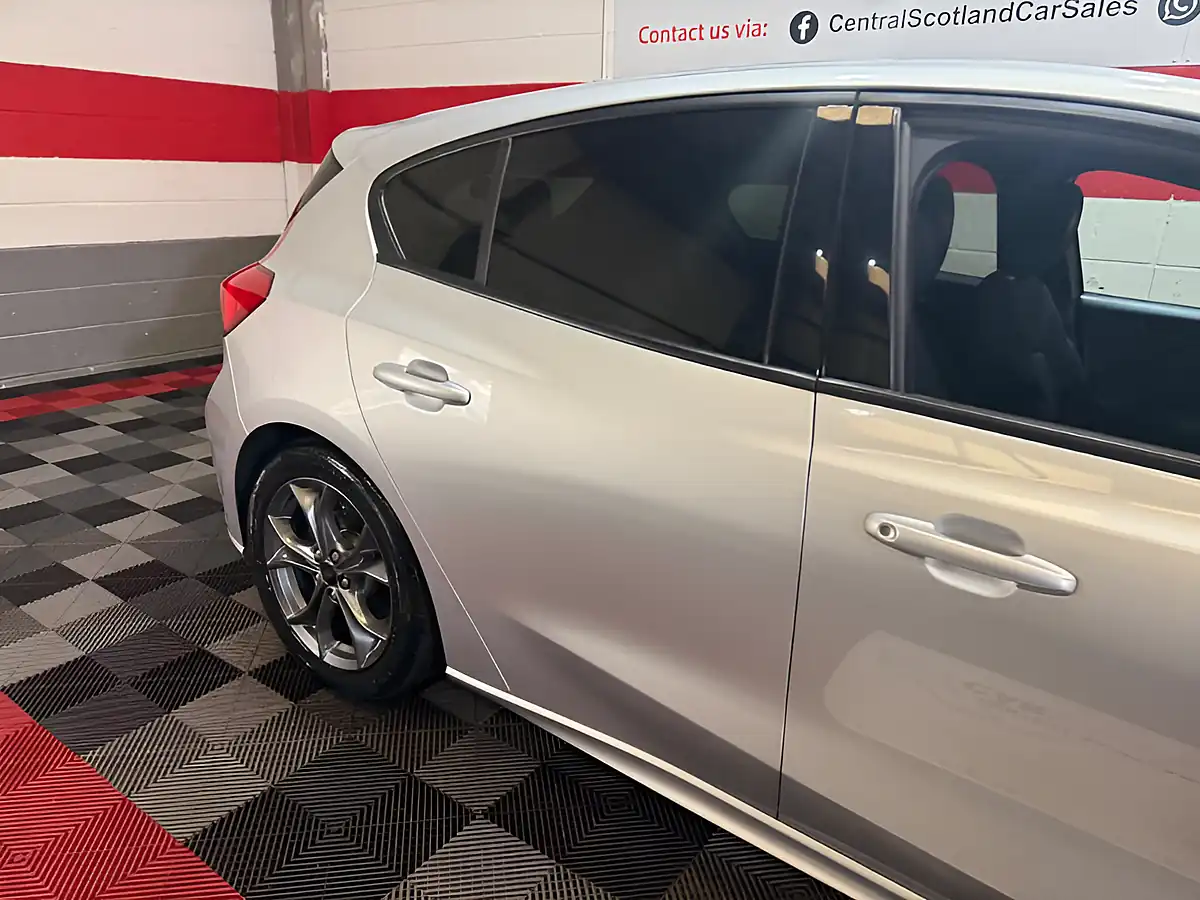 Used 2019 Ford Focus ST-Line Silver - Interior and Exterior details 4
