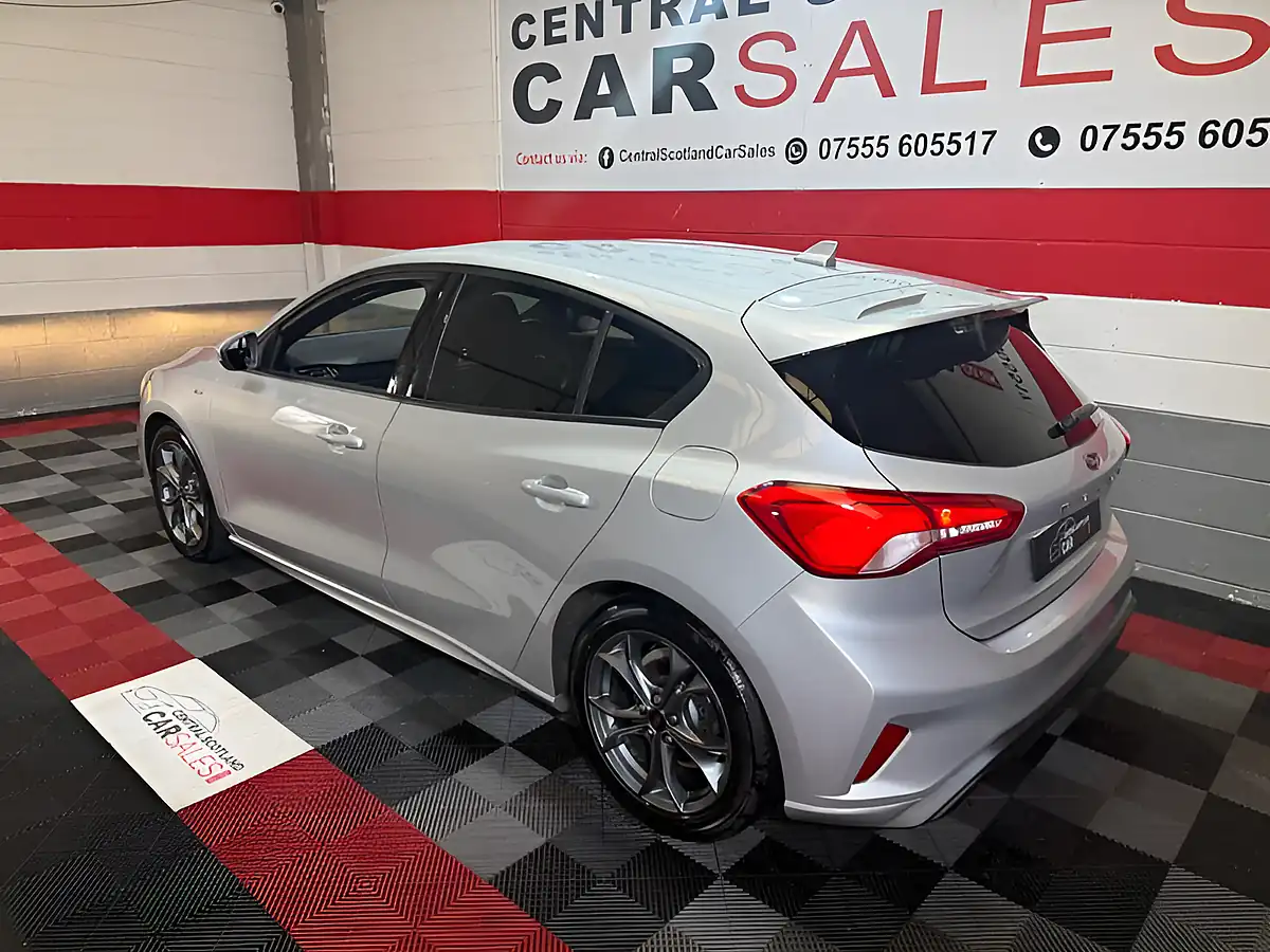 Used 2019 Ford Focus ST-Line Silver - Interior and Exterior details 9