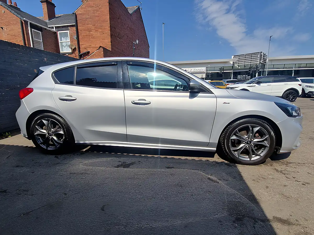 Used 2019 Ford Focus ST-Line Silver - Interior and Exterior details 7