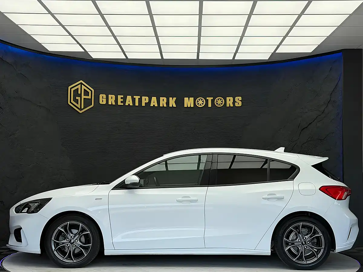 Used 2019 Ford Focus ST-Line White - Interior and Exterior details 8