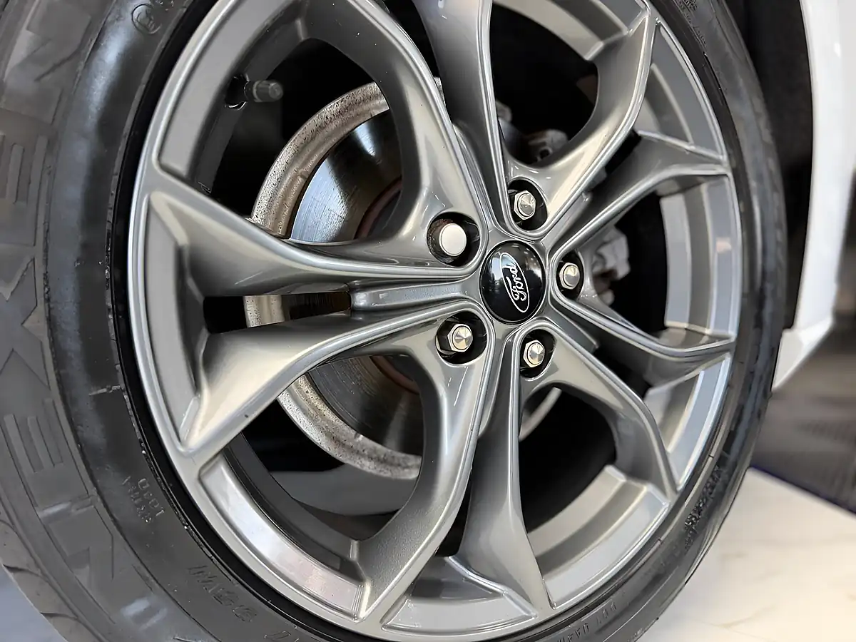 Used 2019 Ford Focus ST-Line White - Interior and Exterior details 9