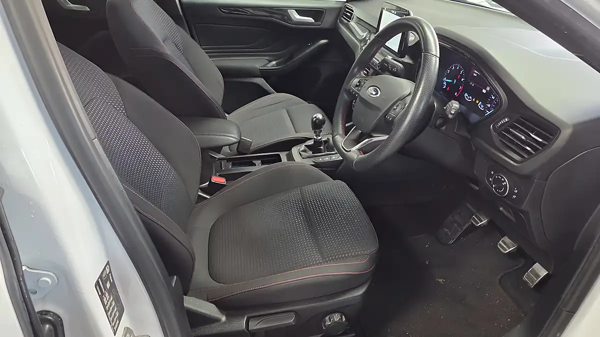Used 2019 Ford Focus ST-Line White - Interior and Exterior details 9