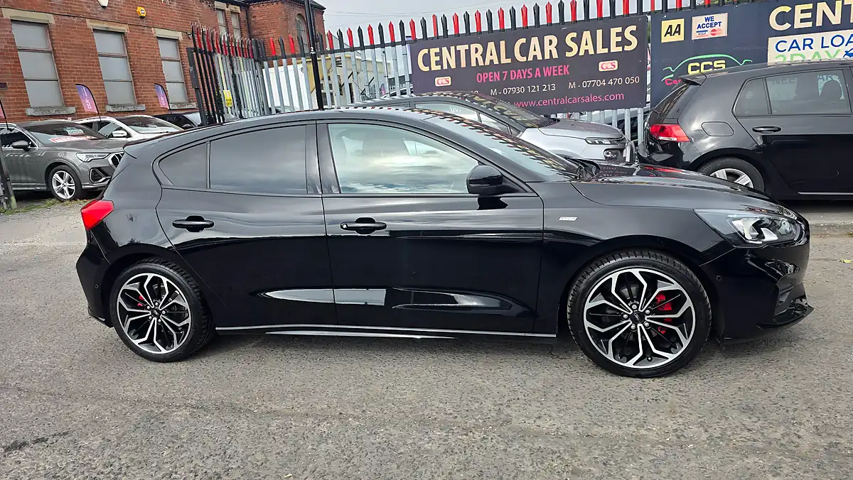 Used 2019 Ford Focus ST-Line X Black - Interior and Exterior details 6