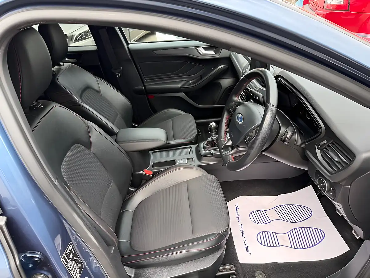 Used 2019 Ford Focus ST-Line X Blue - Interior and Exterior details 10