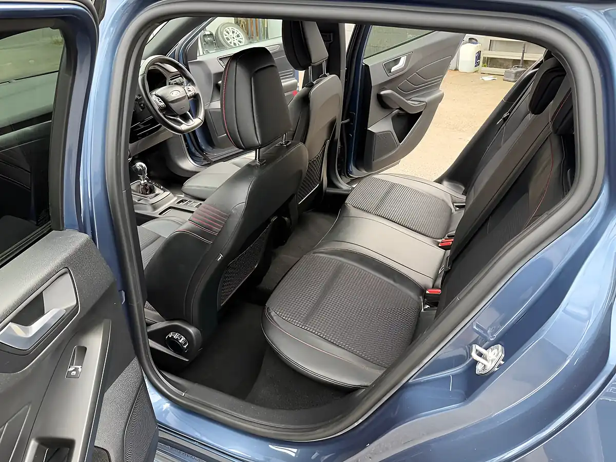 Used 2019 Ford Focus ST-Line X Blue - Interior and Exterior details 12