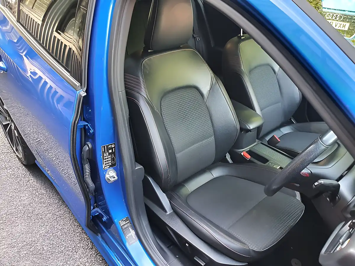 Used 2019 Ford Focus ST-Line X Blue - Interior and Exterior details 11