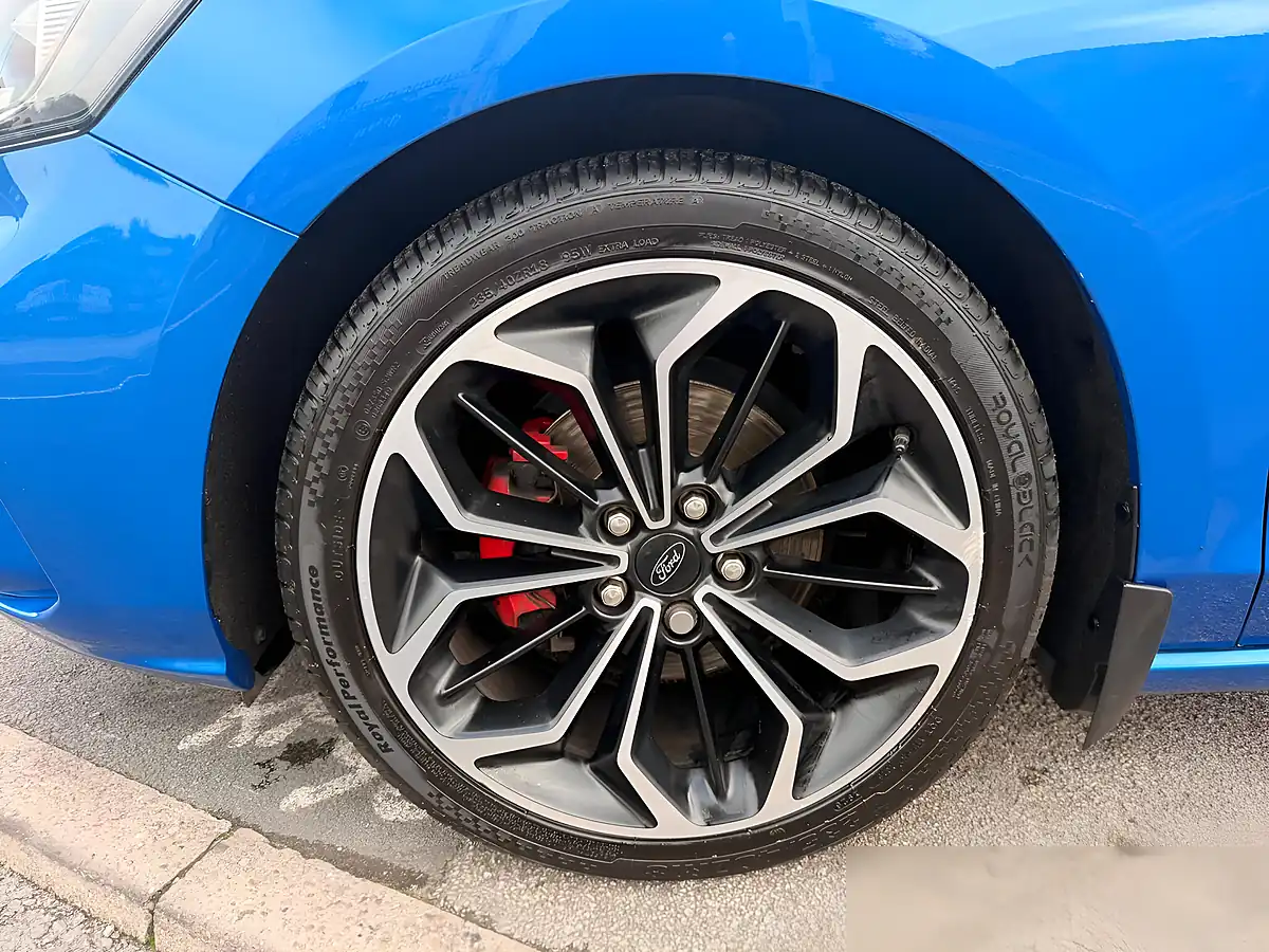 Used 2019 Ford Focus ST-Line X Blue - Interior and Exterior details 11