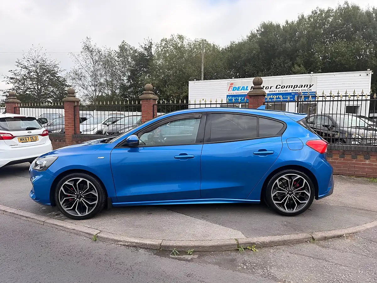 Used 2019 Ford Focus ST-Line X Blue - Interior and Exterior details 5