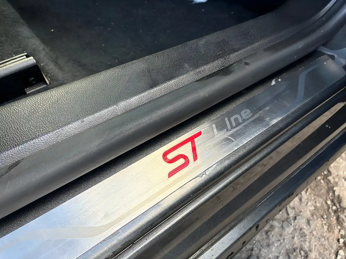 Used 2019 Ford Focus ST-Line X Grey - Interior and Exterior details 14