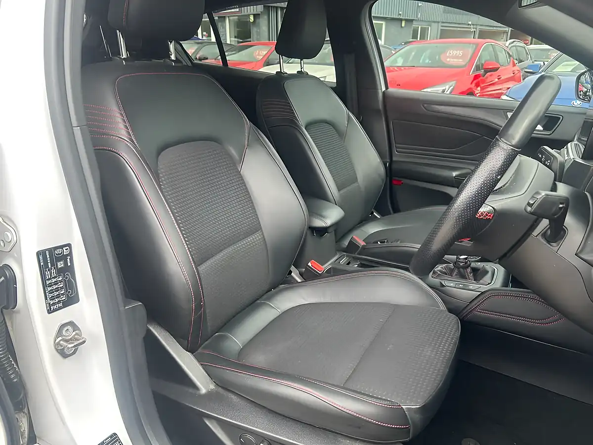 Used 2019 Ford Focus ST-Line X White - Interior and Exterior details 8