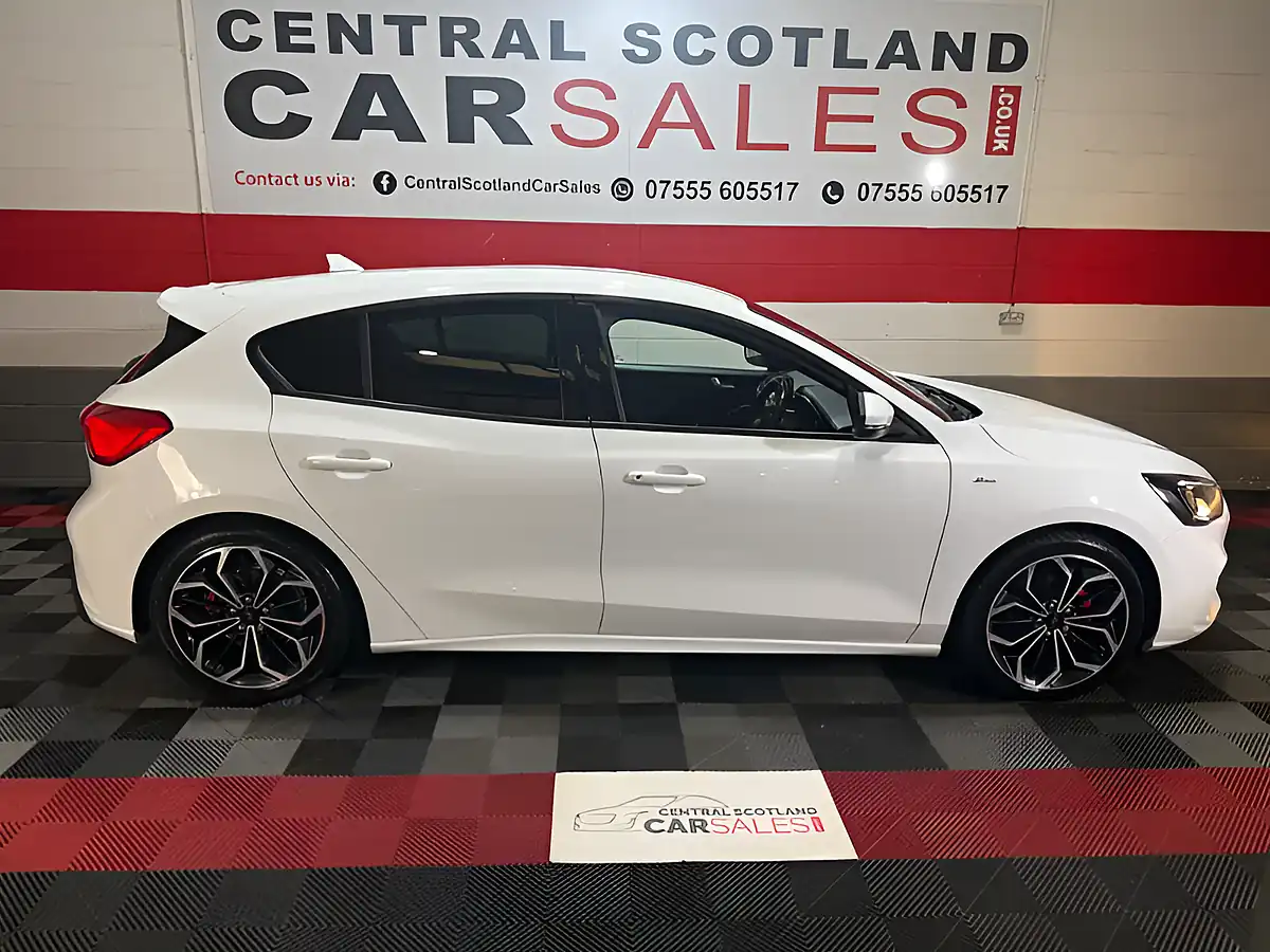 Used 2019 Ford Focus ST-Line X White - Interior and Exterior details 10