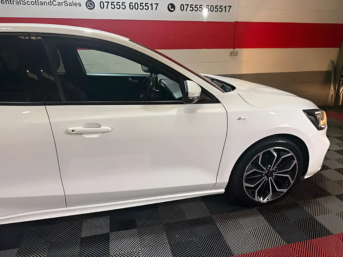 Used 2019 Ford Focus ST-Line X White - Interior and Exterior details 11